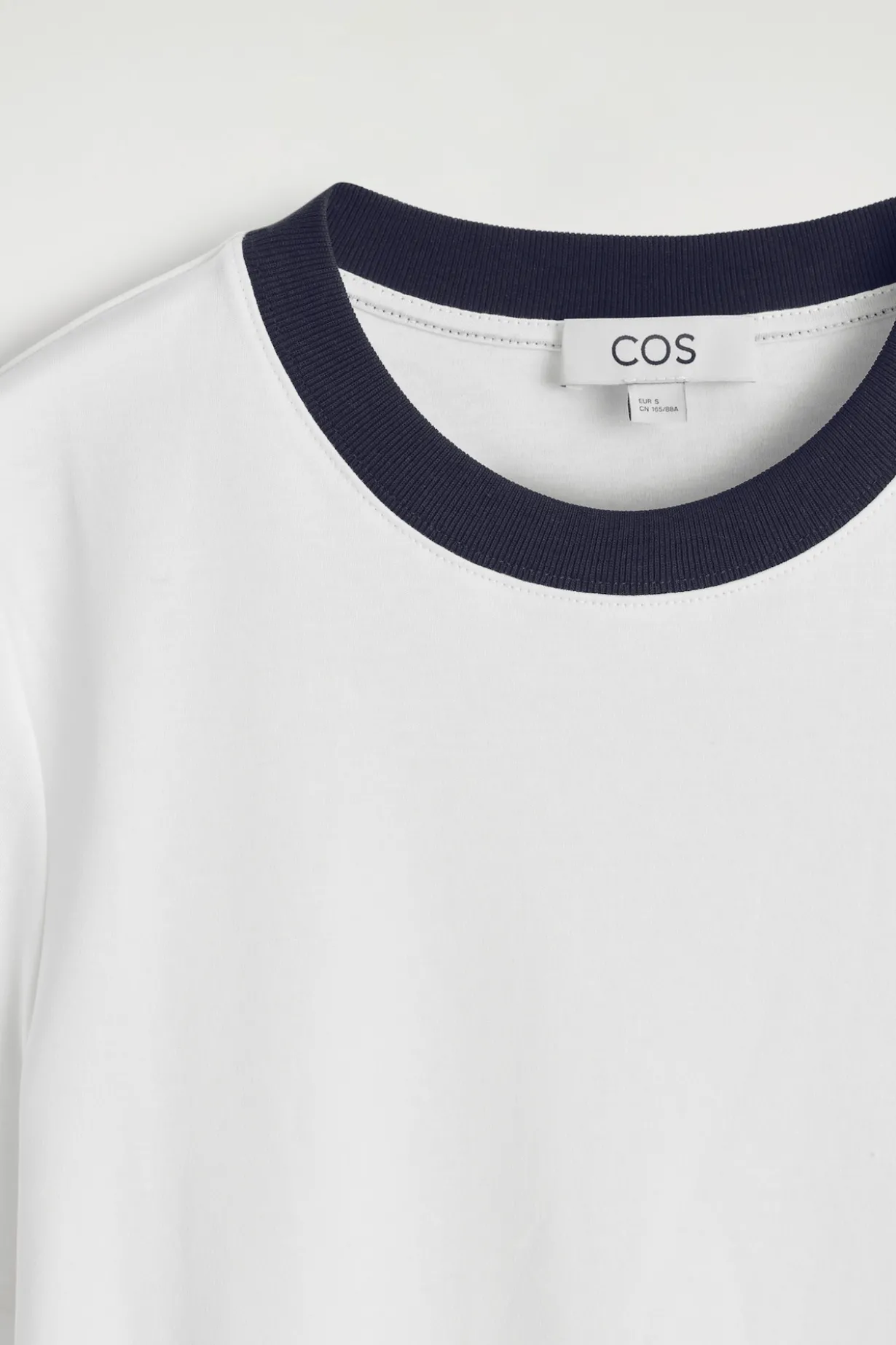 SCHLICHTES T-SHIRT MIT NORMALER PASSFORM