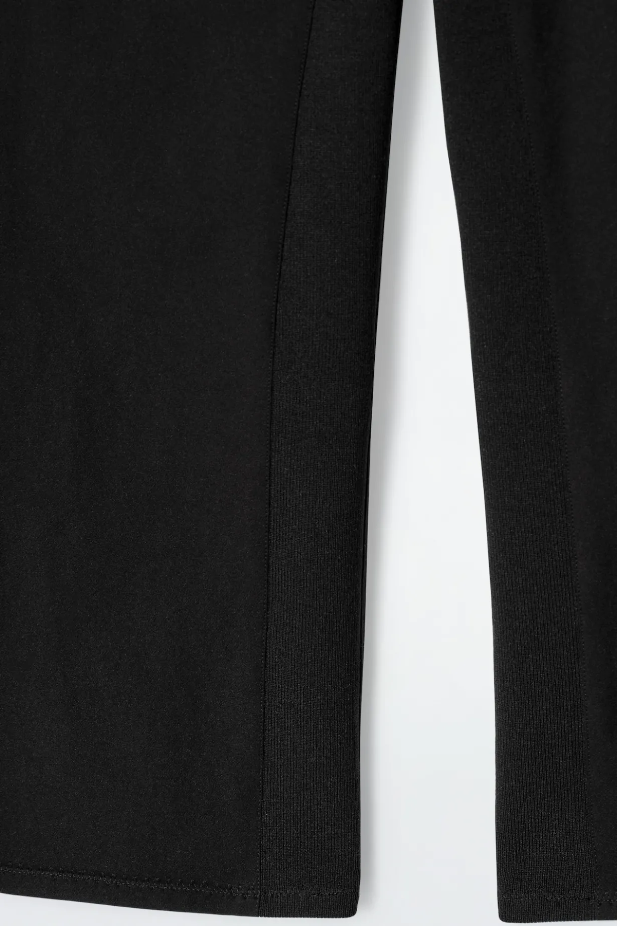 SCHMAL GESCHNITTENE CAPRIHOSE