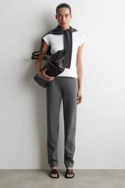 SCHMAL GESCHNITTENE HOSE MIT GERADEM BEIN