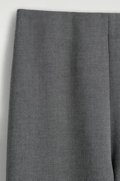 SCHMAL GESCHNITTENE HOSE MIT GERADEM BEIN