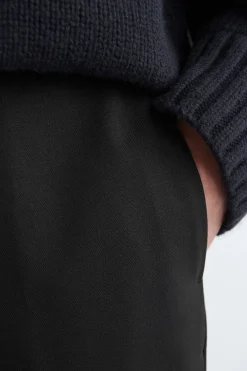 SCHMAL GESCHNITTENE WOLLHOSE