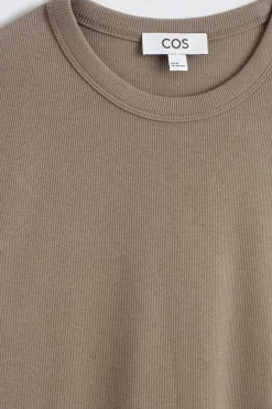 SCHMAL GESCHNITTENES GERIPPTES BAUMWOLL-T-SHIRT