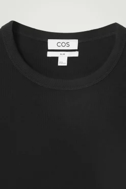 SCHMAL GESCHNITTENES GERIPPTES BAUMWOLL-T-SHIRT