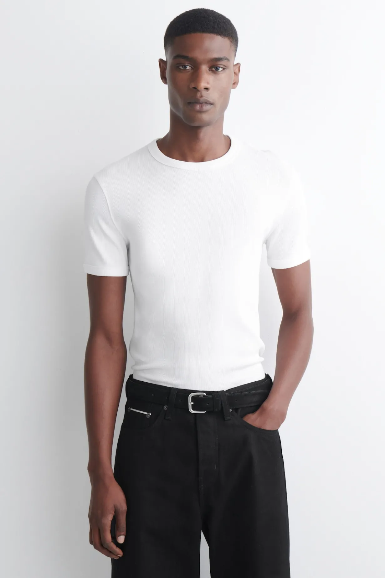 SCHMAL GESCHNITTENES GERIPPTES BAUMWOLL-T-SHIRT
