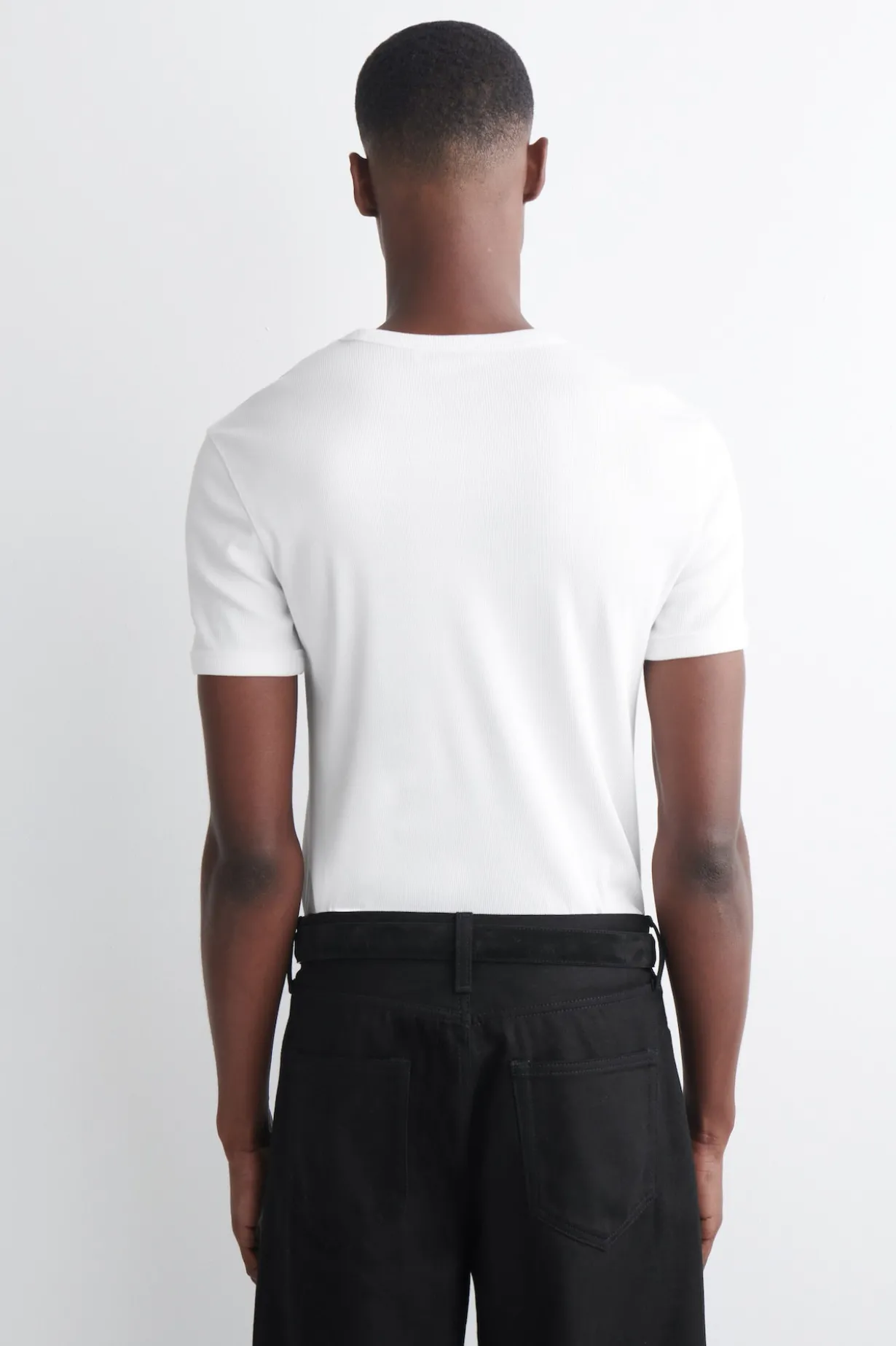 SCHMAL GESCHNITTENES GERIPPTES BAUMWOLL-T-SHIRT