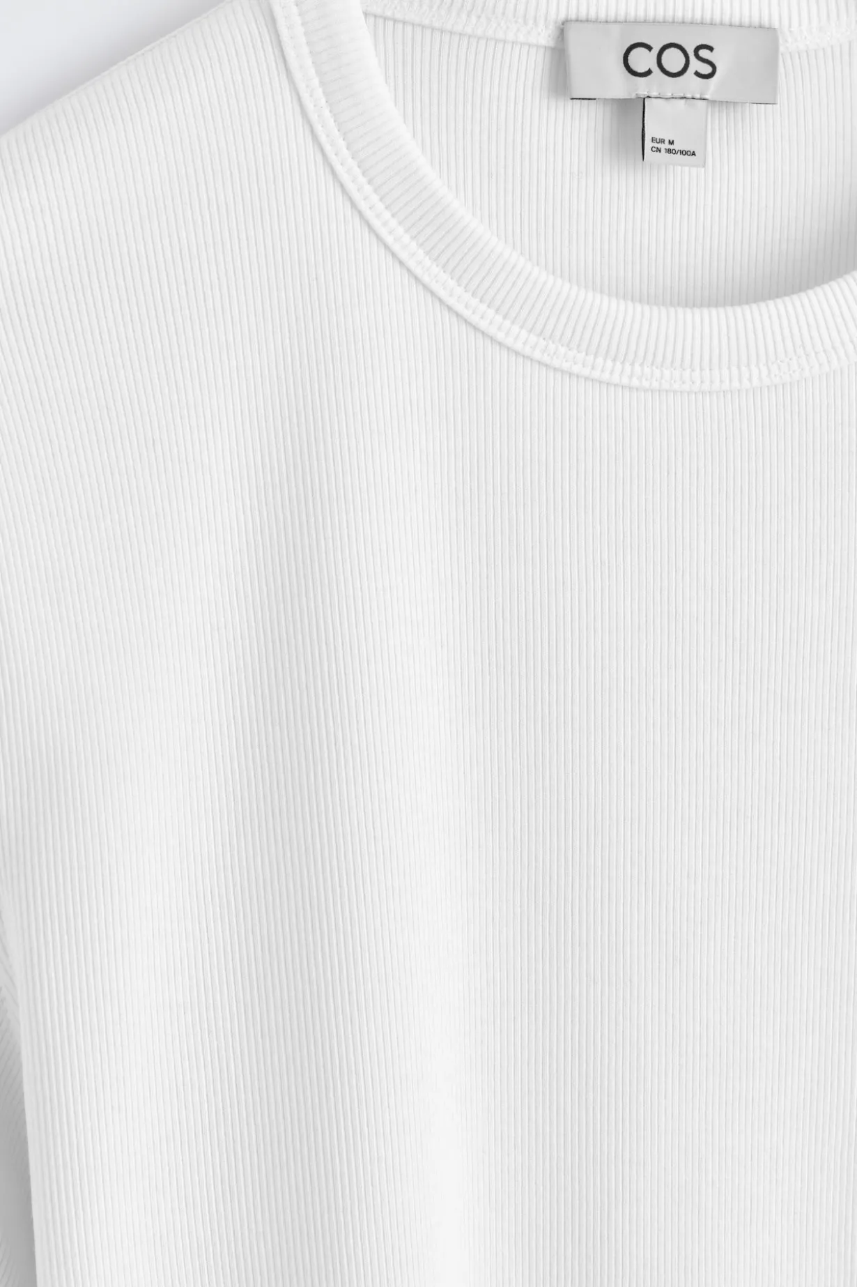 SCHMAL GESCHNITTENES GERIPPTES BAUMWOLL-T-SHIRT