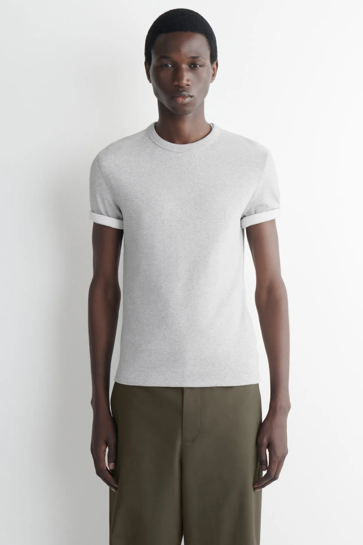 SCHMAL GESCHNITTENES GERIPPTES BAUMWOLL-T-SHIRT