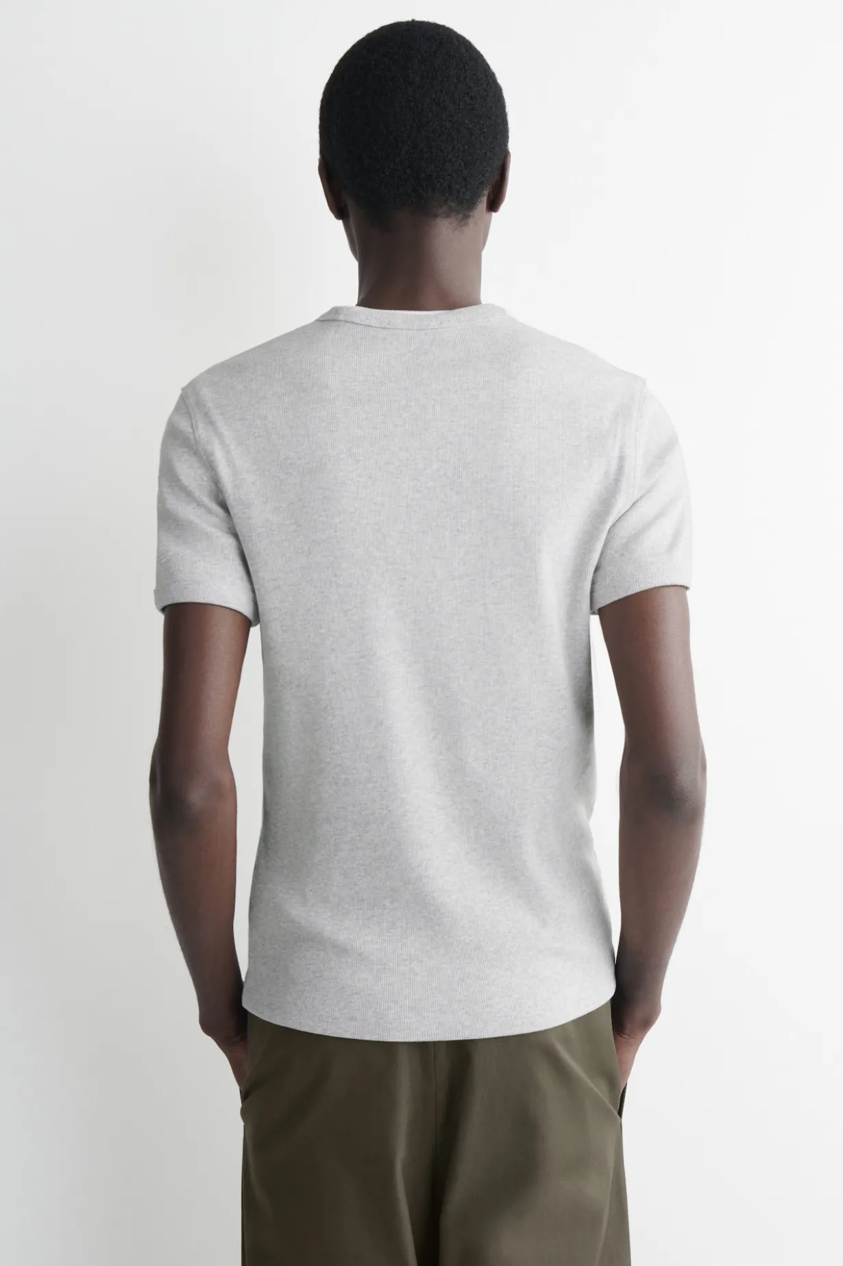 SCHMAL GESCHNITTENES GERIPPTES BAUMWOLL-T-SHIRT