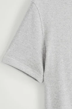 SCHMAL GESCHNITTENES GERIPPTES BAUMWOLL-T-SHIRT