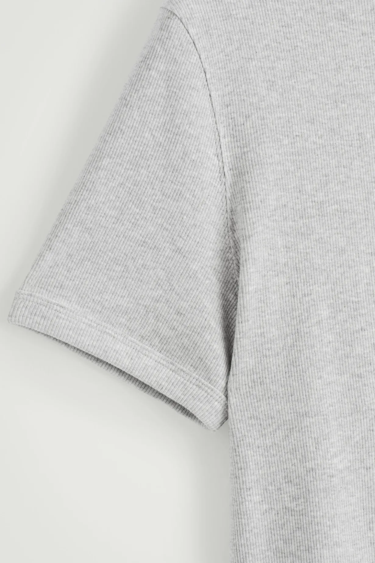 SCHMAL GESCHNITTENES GERIPPTES BAUMWOLL-T-SHIRT