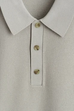 SCHMAL GESCHNITTENES POLOHEMD AUS BOUCLÉ-STRICK