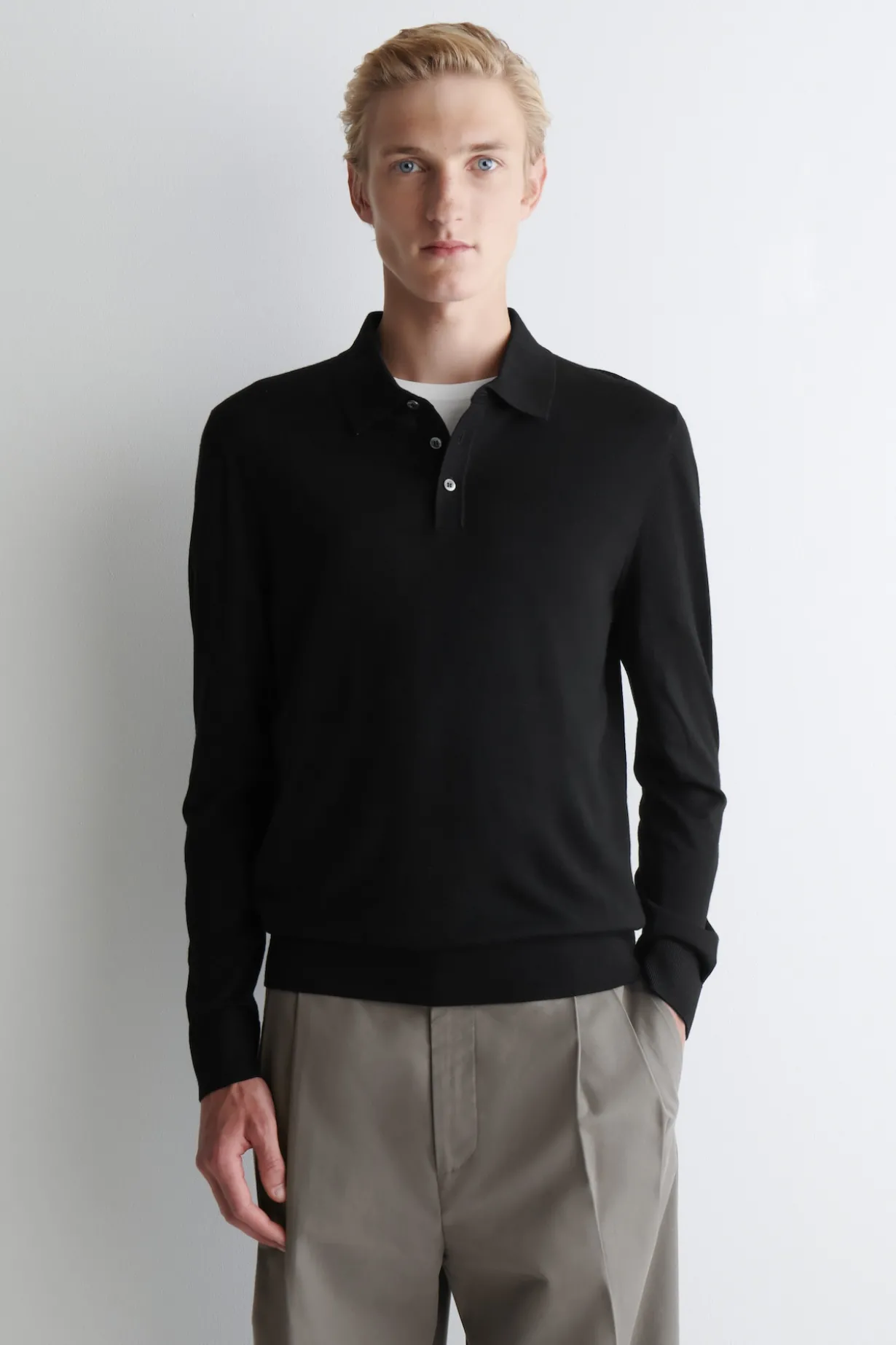 SCHMAL GESCHNITTENES POLOSHIRT AUS MERINOWOLLE