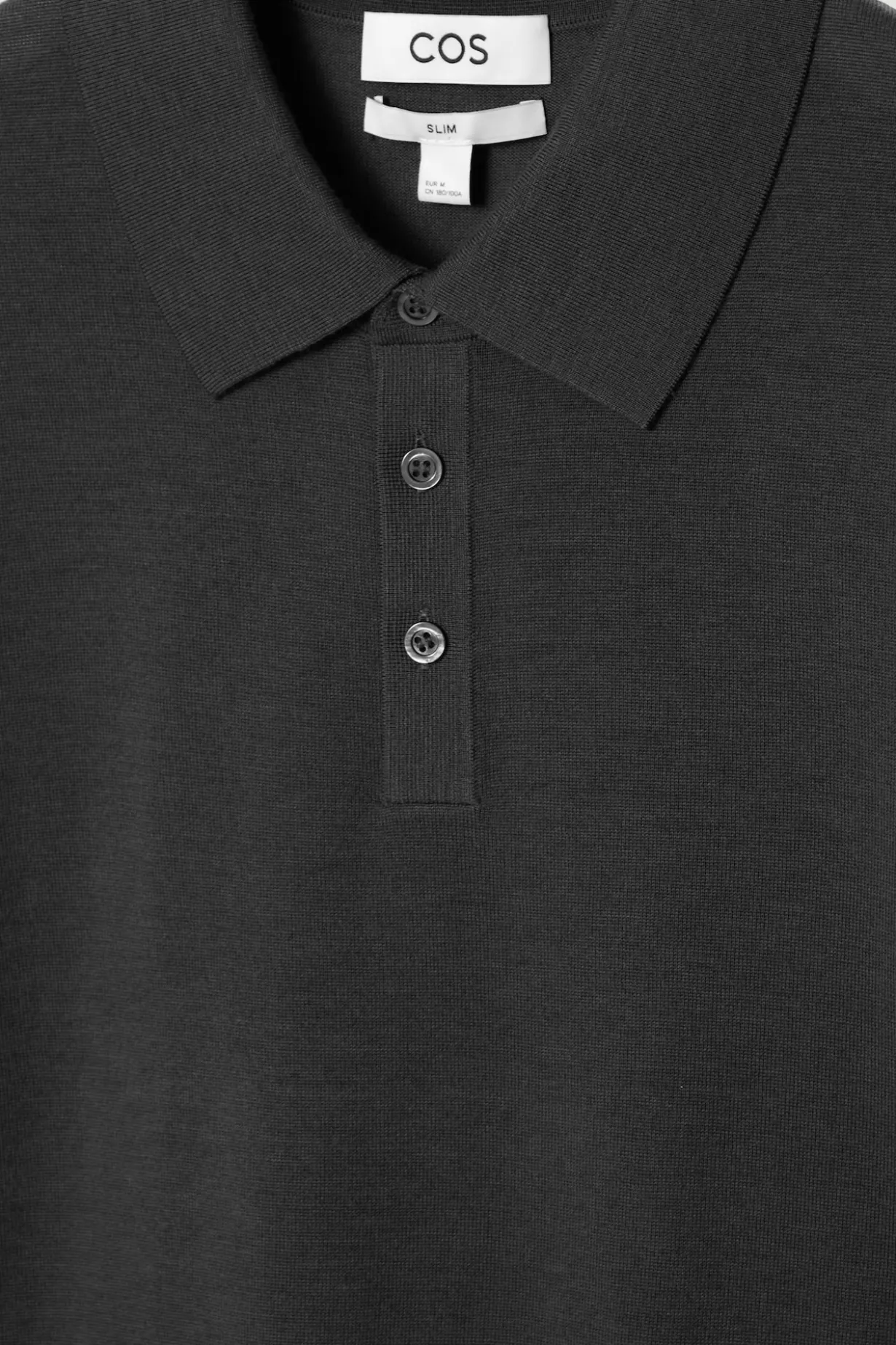 SCHMAL GESCHNITTENES POLOSHIRT AUS MERINOWOLLE