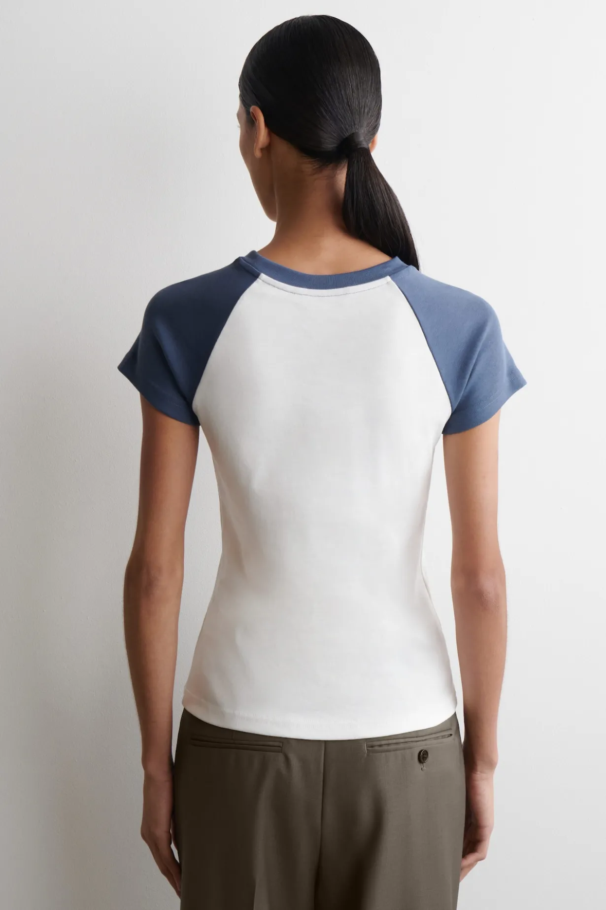 SCHMAL GESCHNITTENES T-SHIRT AUS BAUMWOLLE