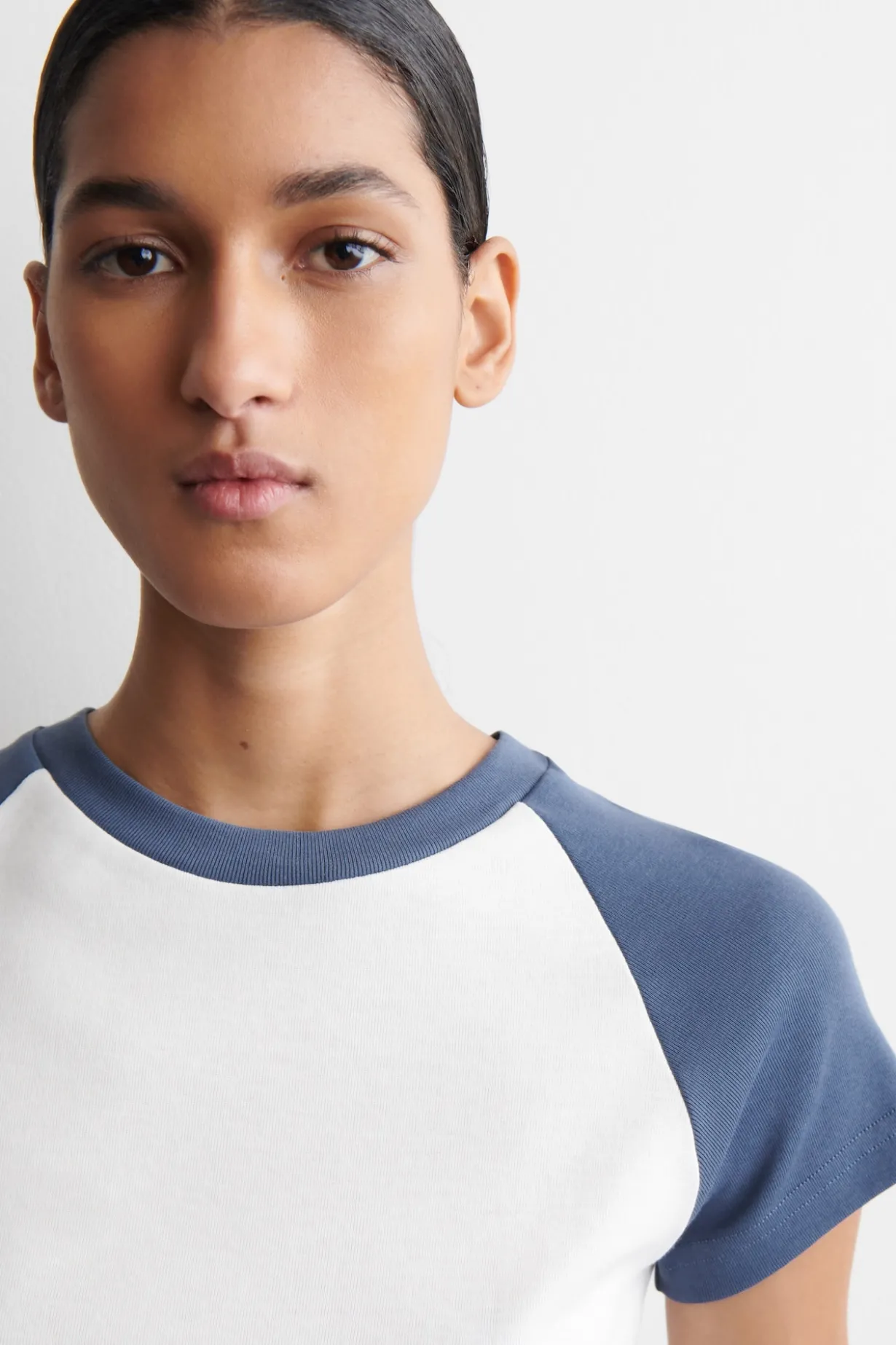 SCHMAL GESCHNITTENES T-SHIRT AUS BAUMWOLLE