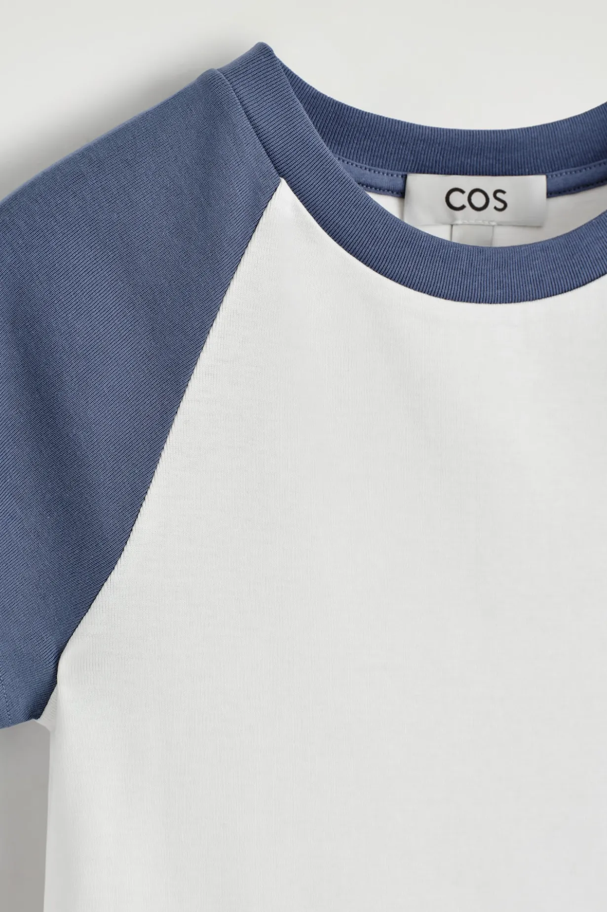 SCHMAL GESCHNITTENES T-SHIRT AUS BAUMWOLLE