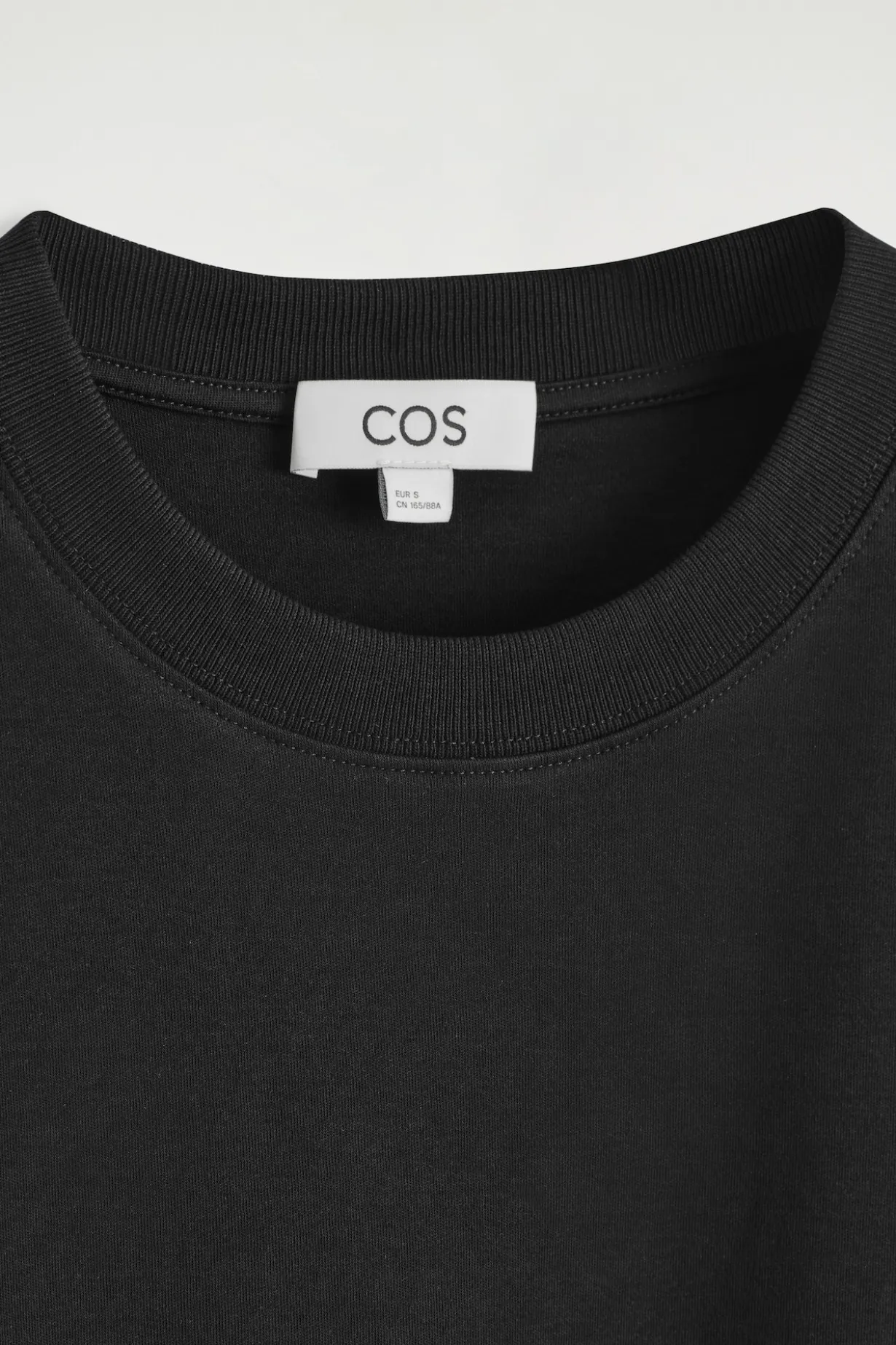 SCHMAL GESCHNITTENES T-SHIRT