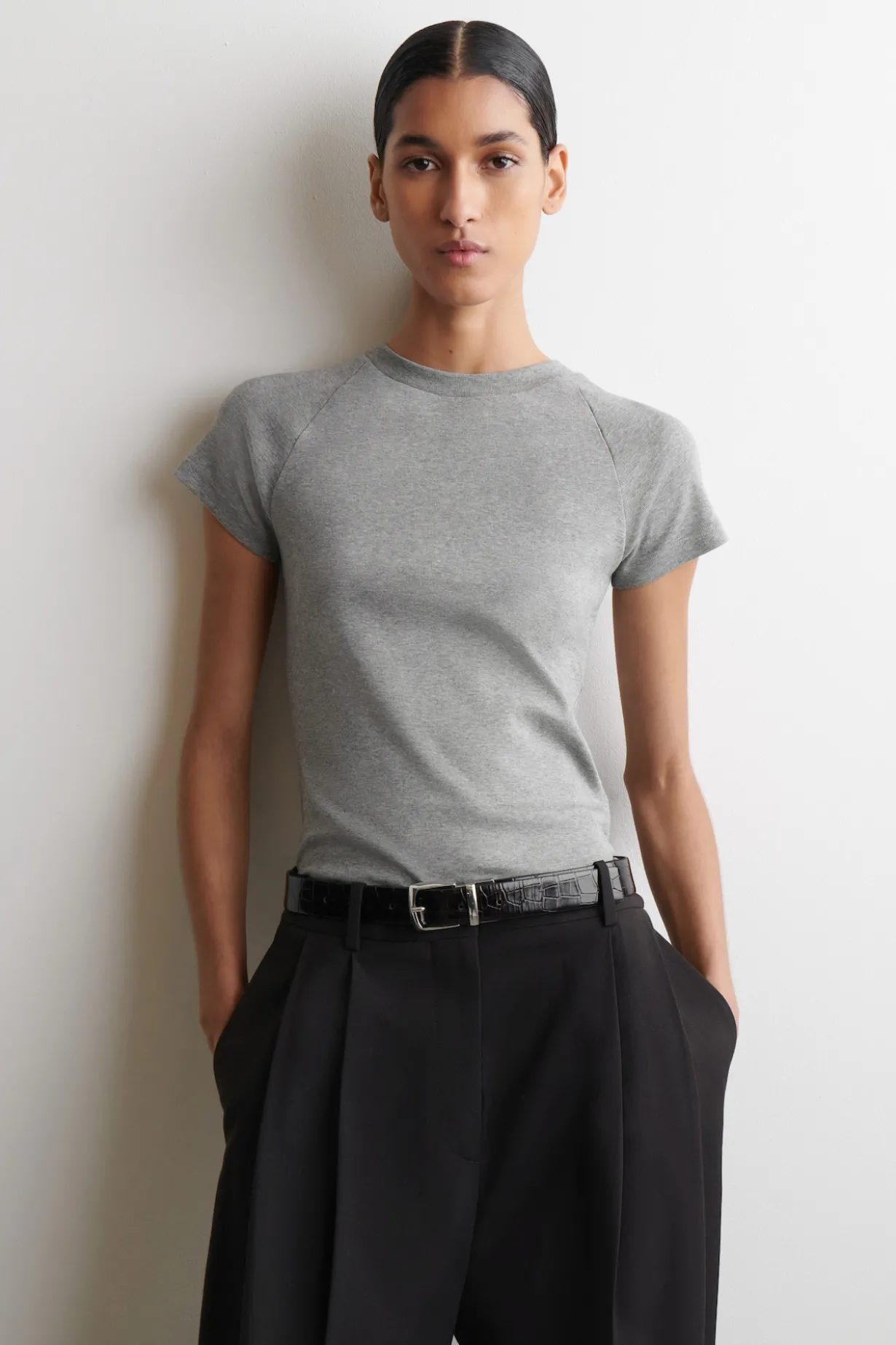 SCHMAL GESCHNITTENES T-SHIRT AUS BAUMWOLLE
