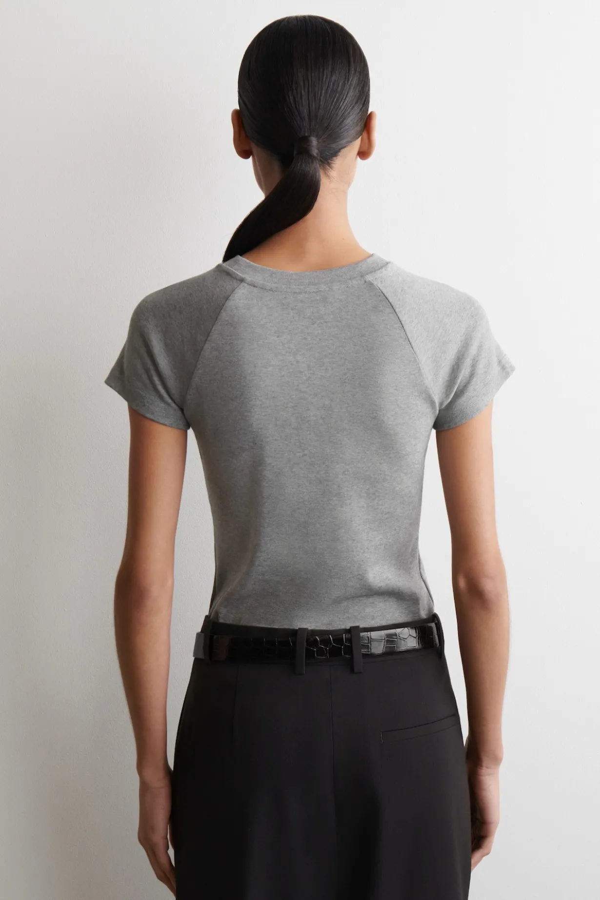 SCHMAL GESCHNITTENES T-SHIRT AUS BAUMWOLLE