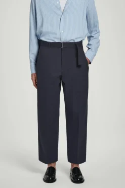 SCHMAL ZULAUFENDE BAUMWOLLHOSE MIT GÜRTEL
