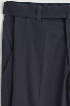 SCHMAL ZULAUFENDE BAUMWOLLHOSE MIT GÜRTEL