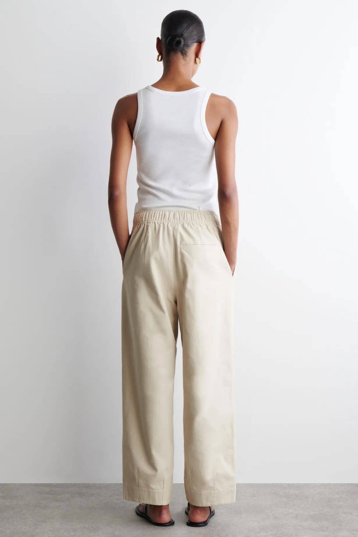 SCHMAL ZULAUFENDE BAUMWOLLHOSE MIT KORDELZUG