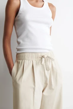 SCHMAL ZULAUFENDE BAUMWOLLHOSE MIT KORDELZUG
