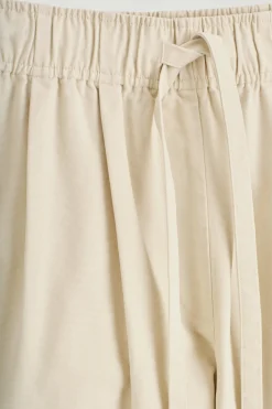 SCHMAL ZULAUFENDE BAUMWOLLHOSE MIT KORDELZUG