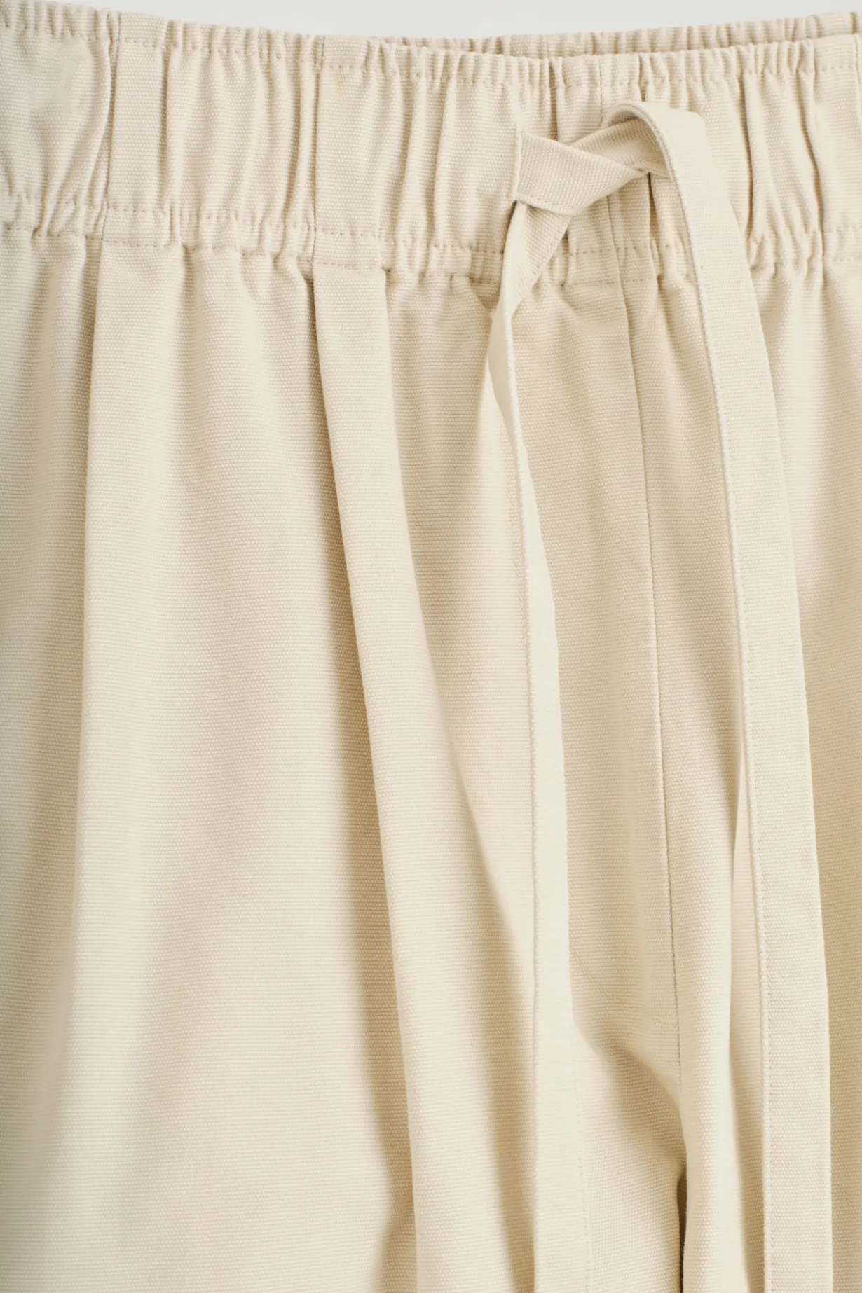 SCHMAL ZULAUFENDE BAUMWOLLHOSE MIT KORDELZUG