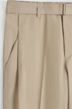SCHMAL ZULAUFENDE BAUMWOLLHOSE MIT GÜRTEL