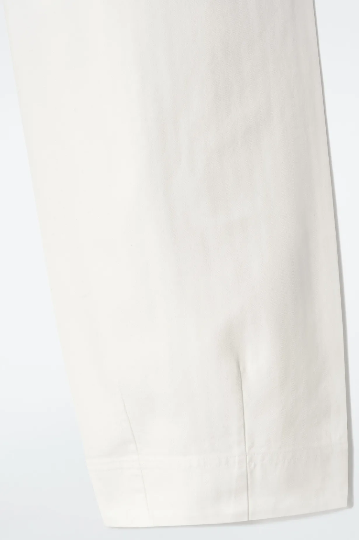 SCHMAL ZULAUFENDE BAUMWOLLHOSE MIT KORDELZUG