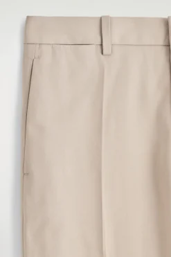 SCHMAL ZULAUFENDE CHINOHOSE AUS BAUMWOLLE