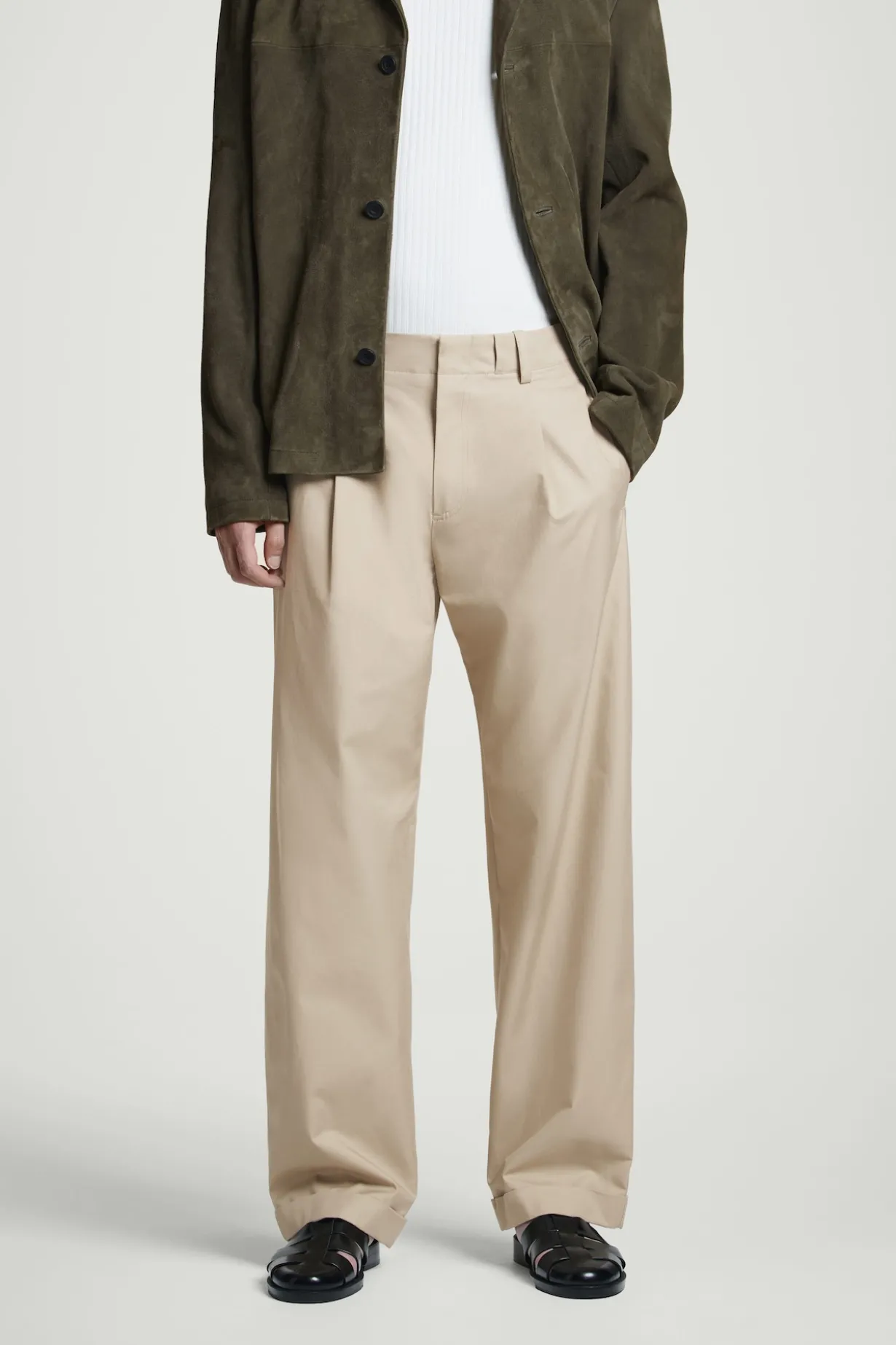SCHMAL ZULAUFENDE HOSE AUS BAUMWOLLE MIT UMSCHLAG