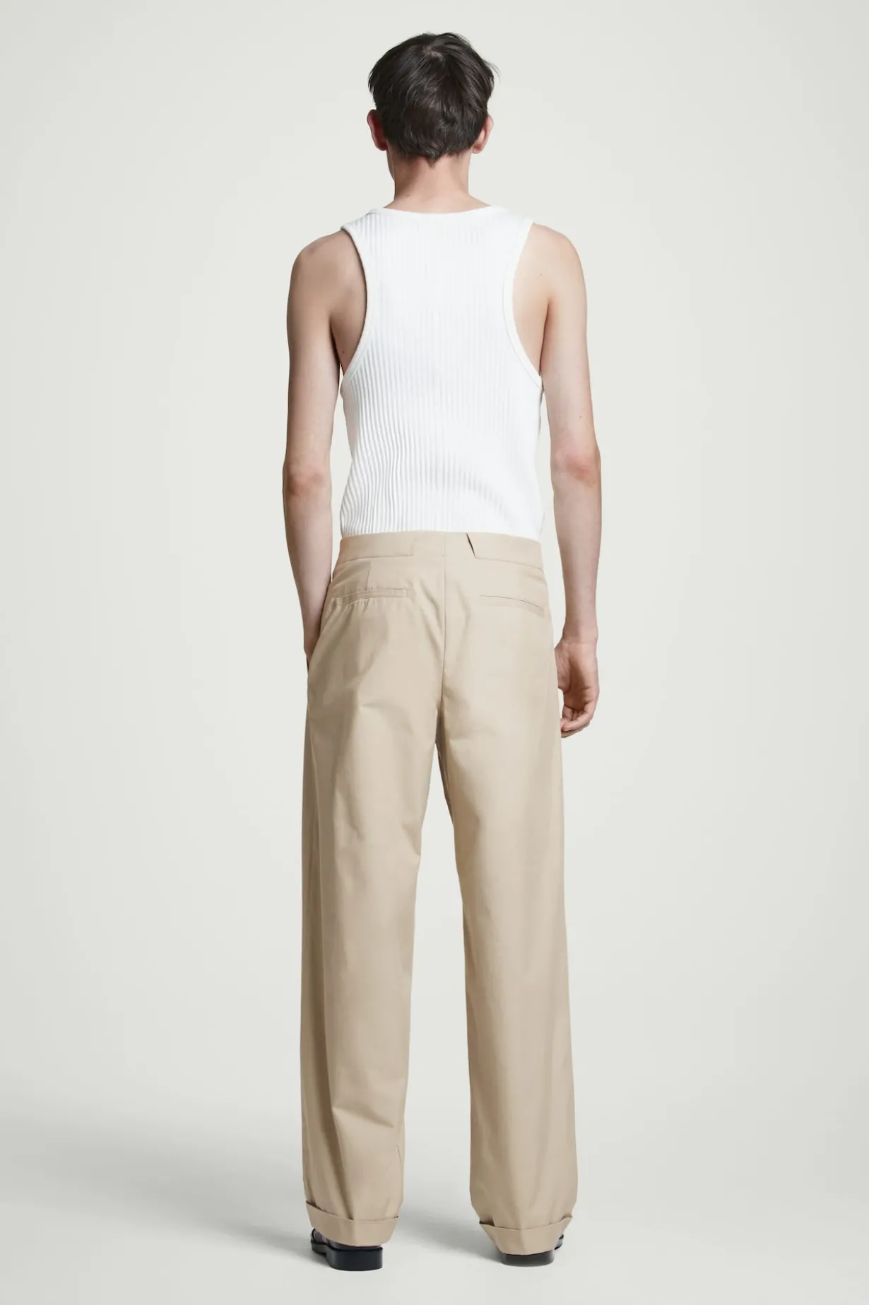 SCHMAL ZULAUFENDE HOSE AUS BAUMWOLLE MIT UMSCHLAG