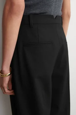 SCHMAL ZULAUFENDE HOSE AUS WOLL-MIX MIT FALTEN