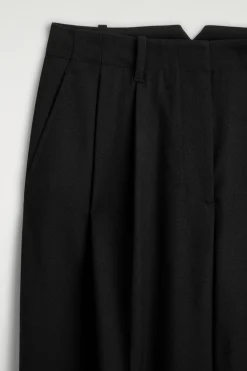 SCHMAL ZULAUFENDE HOSE AUS WOLL-MIX MIT FALTEN
