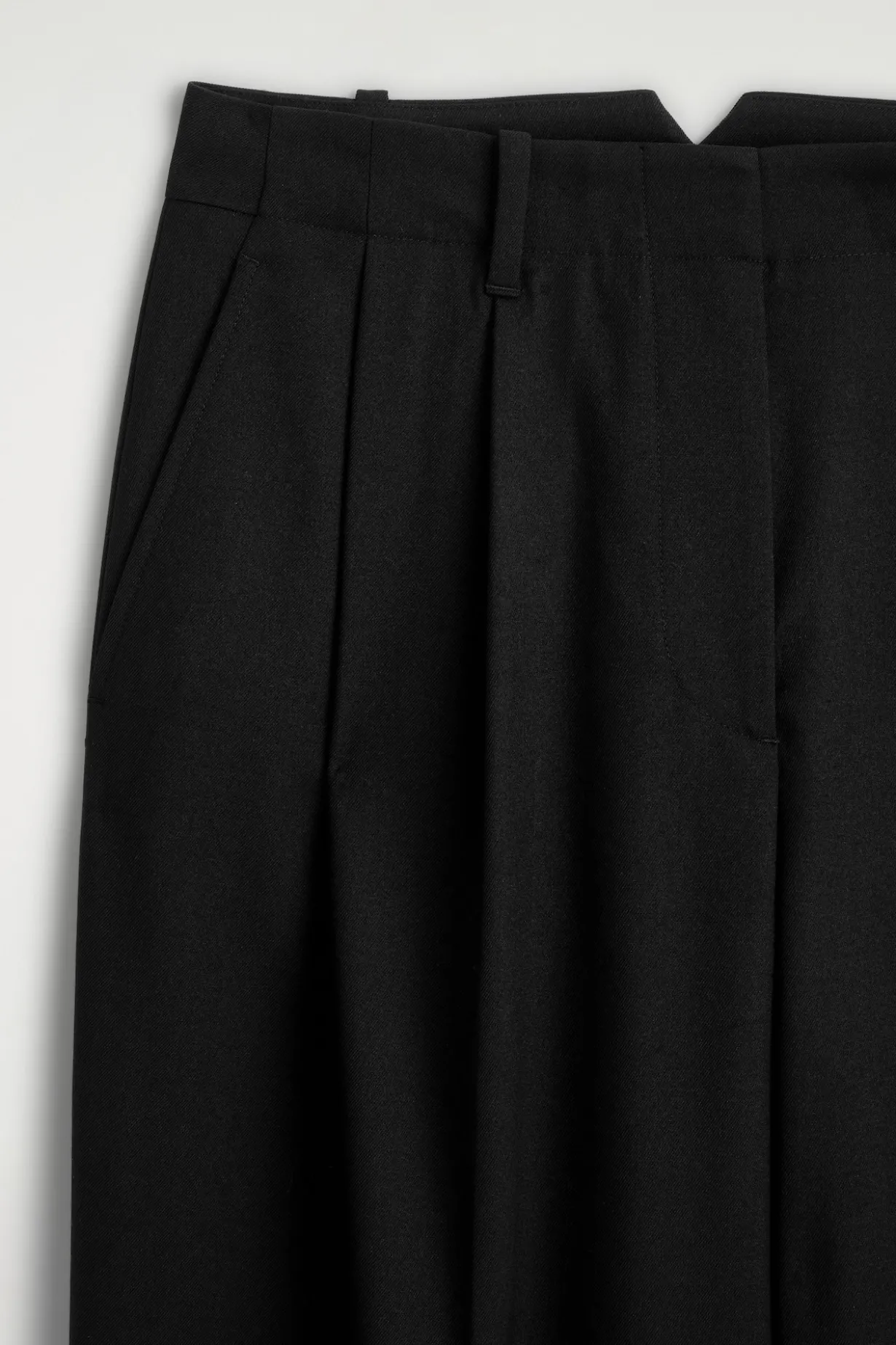 SCHMAL ZULAUFENDE HOSE AUS WOLL-MIX MIT FALTEN