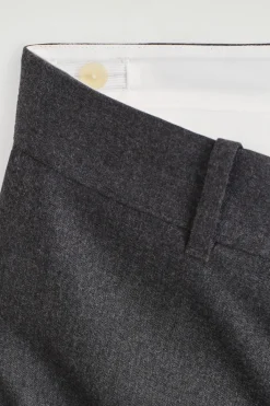SCHMAL ZULAUFENDE WOLLHOSE
