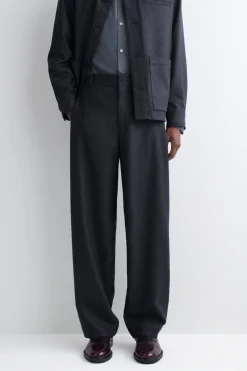 SCHMAL ZULAUFENDE WOLLHOSE