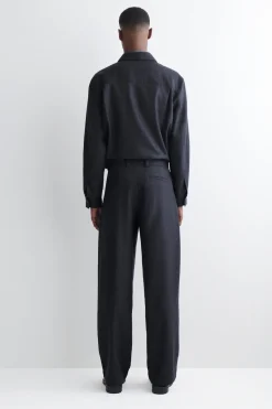 SCHMAL ZULAUFENDE WOLLHOSE