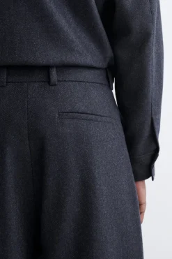 SCHMAL ZULAUFENDE WOLLHOSE