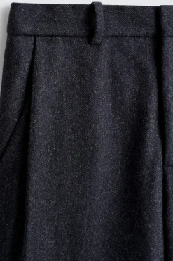 SCHMAL ZULAUFENDE WOLLHOSE