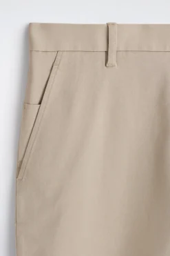 SCHMALE CHINOHOSE AUS BAUMWOLLE MIT GERADEM BEIN