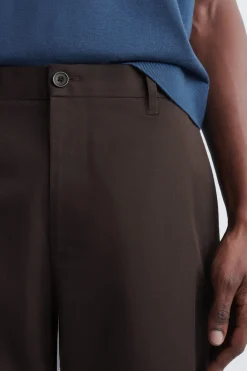 SCHMALE CHINOHOSE AUS BAUMWOLLE MIT GERADEM BEIN