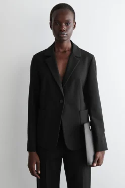 SCHMALER EINREIHIGER BLAZER AUS FEINSTRICK