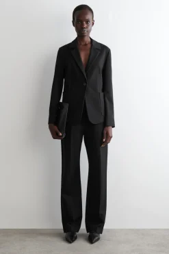 SCHMALER EINREIHIGER BLAZER AUS FEINSTRICK
