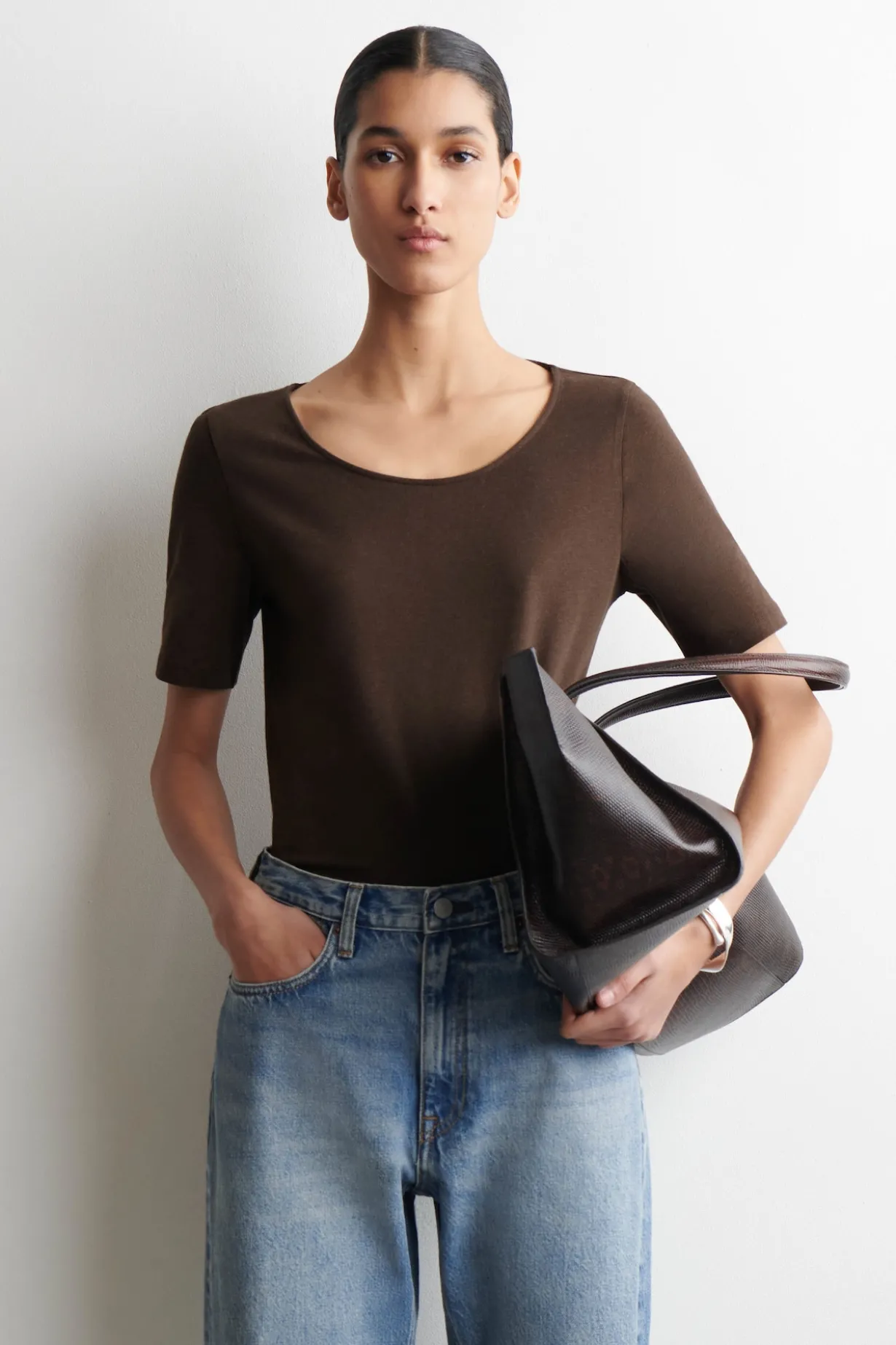 SCHMALES BAUMWOLL-T-SHIRT MIT TIEFEM AUSSCHNITT