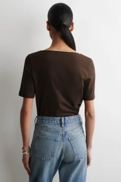 SCHMALES BAUMWOLL-T-SHIRT MIT TIEFEM AUSSCHNITT