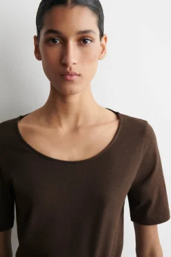 SCHMALES BAUMWOLL-T-SHIRT MIT TIEFEM AUSSCHNITT