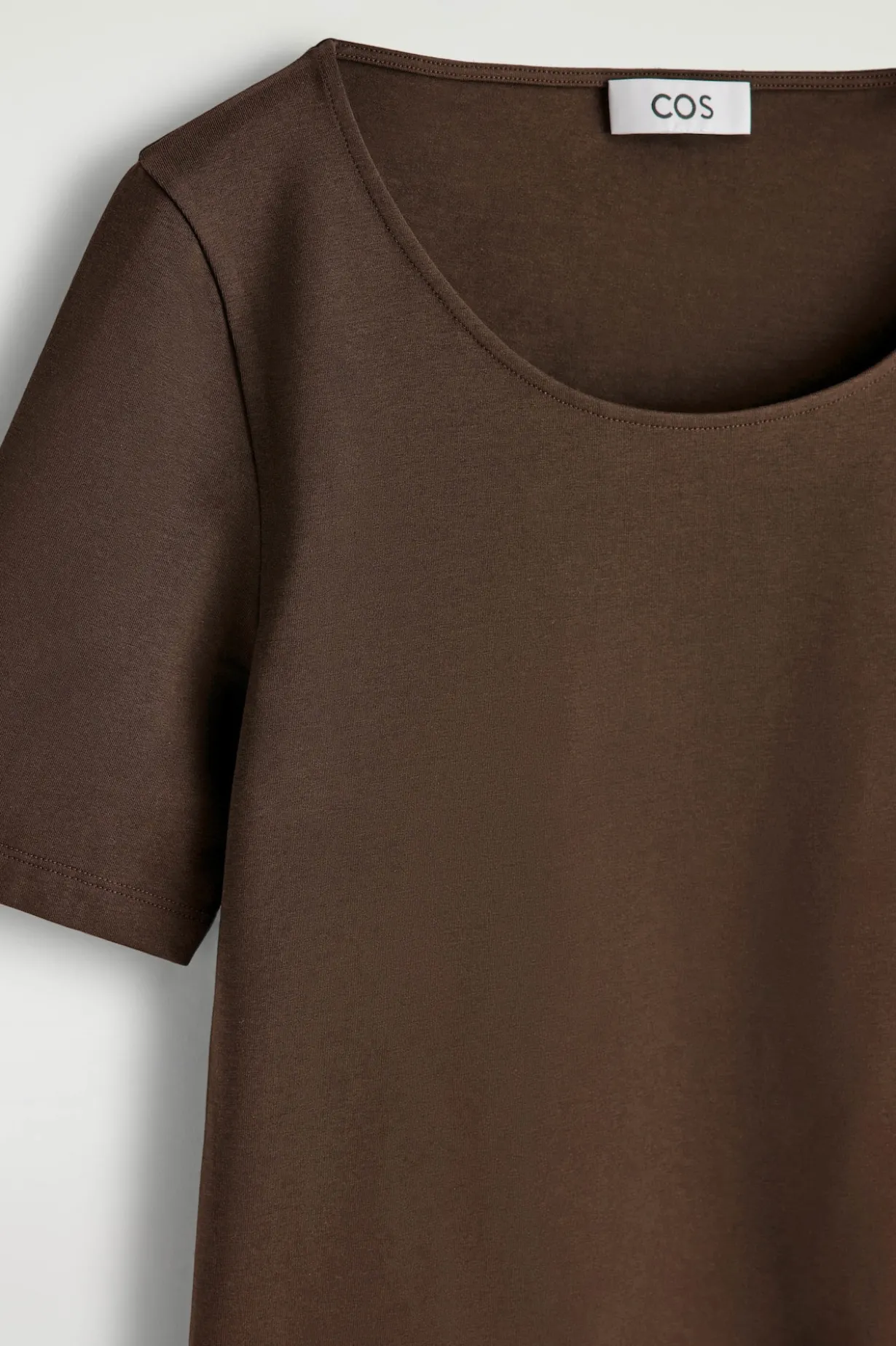 SCHMALES BAUMWOLL-T-SHIRT MIT TIEFEM AUSSCHNITT